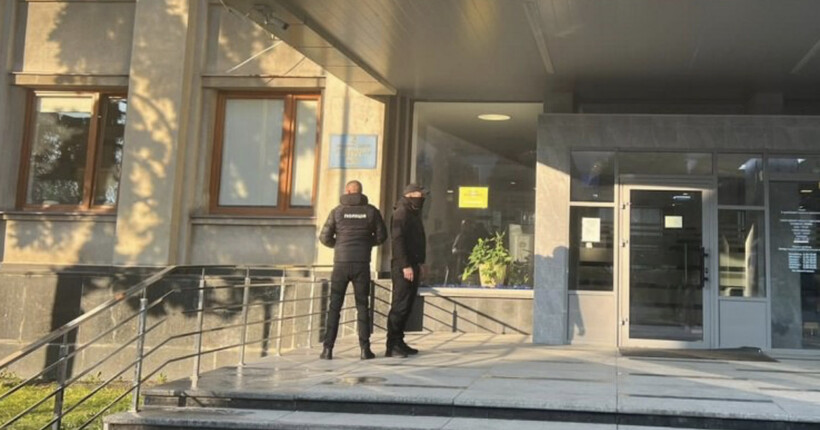 В Ужгородській міськраді пройшли обшуки: один з посадовців та підрядник отримали підозри