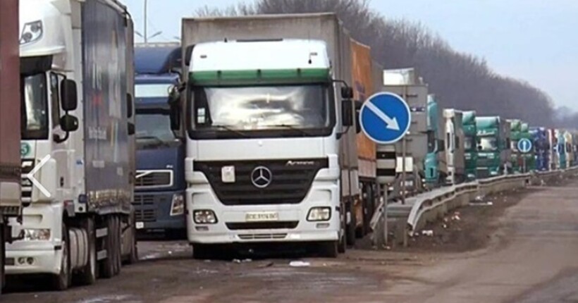 Блокада триває: у чергах на кордоні з Польщею стоять 3900 вантажівок