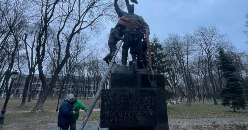 У Києві демонтували пам'ятник учасникам антиукраїнського 