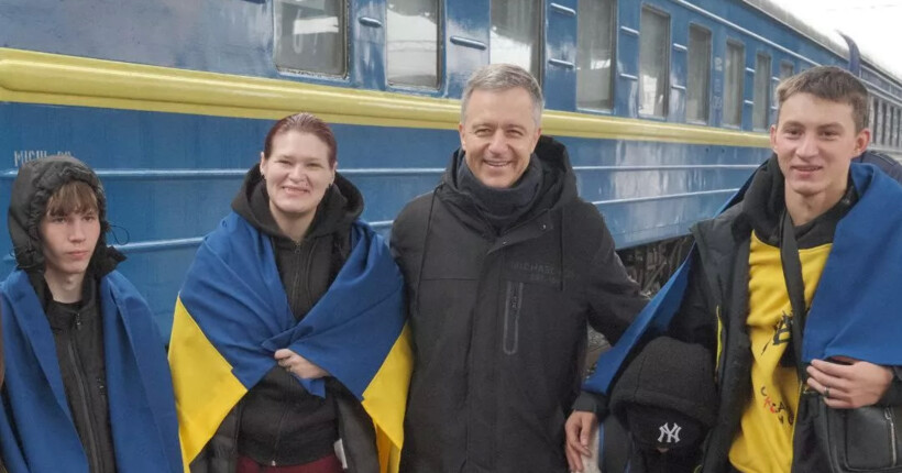 В Україну повернули ще трьох дітей з ТОТ