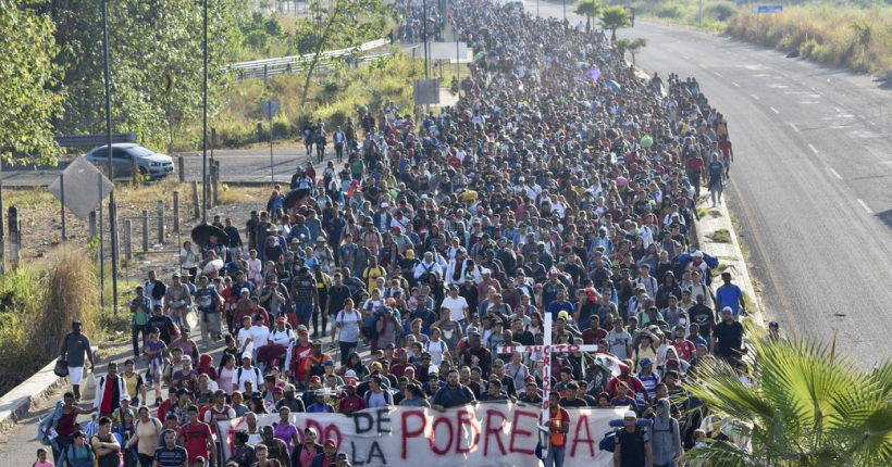 Тисячі мігрантів йдуть пішки з Мексики до кордону США