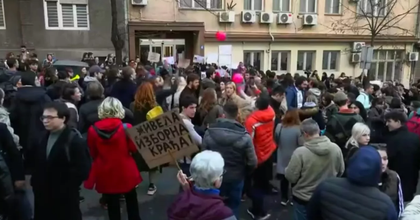 До протестів в Белграді почали долучатися студенти - вони заблокували рух у центрі міста