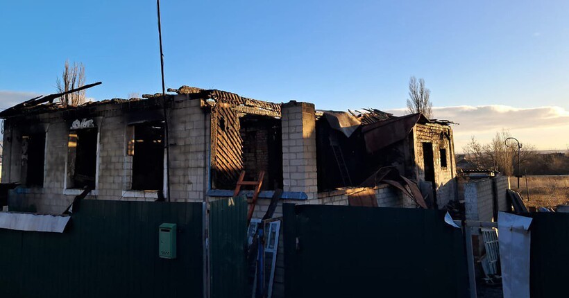 На Харківщині через удар росіян загорівся житловий будинок, власник загинув