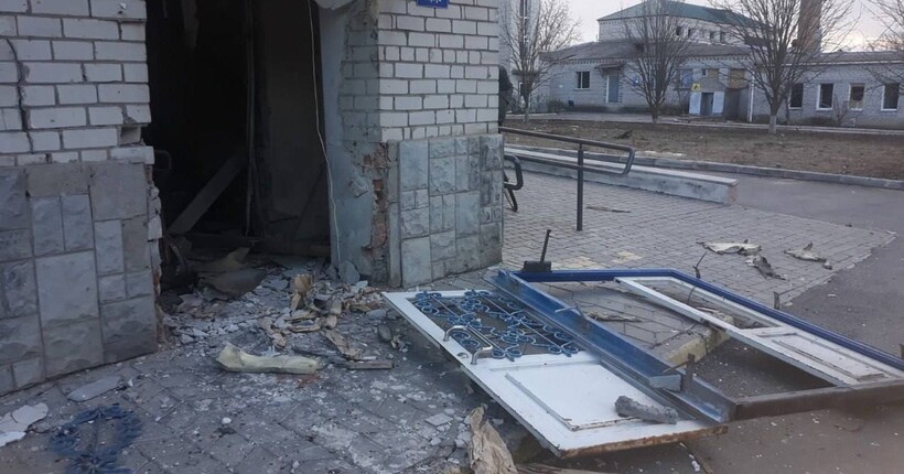 Росіяни вдарили по лікарні у Бериславі - поранений працівник (фото)