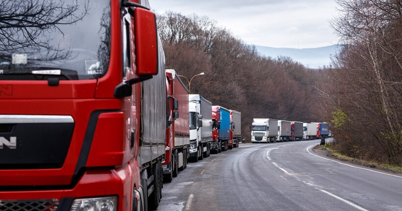 В чергах на українсько-польському кордоні стоять близько чотирьох тисяч вантажівок