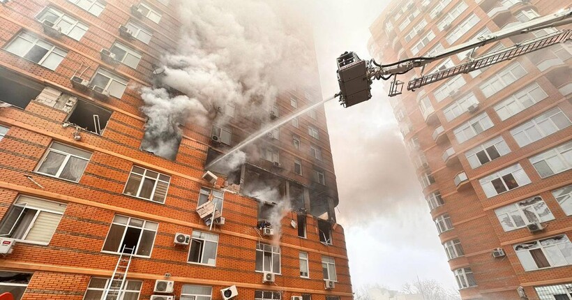 Ворог цілив у будинки: двоє загиблих та 15 поранених внаслідок удару по Одесі (фото)