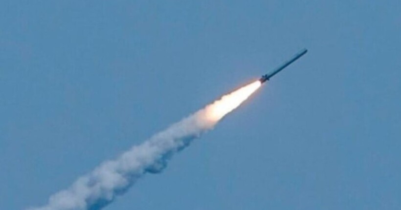 Армія рф вгатила ракетами по середмістю Харкова: в ОВА озвучили попередні наслідки 