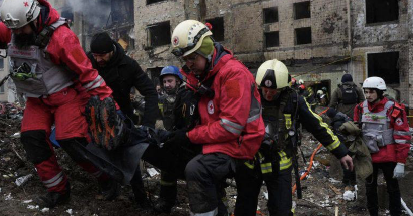 Ракетний удар по Києву: що зараз відбувається біля постраждалої багатоповерхівки у Солом'янському районі