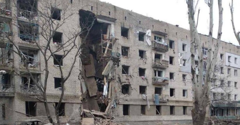 Окупанти вдарили КАБАми по Оріхову: вщент зруйновано під'їзд багатоповерхівки 