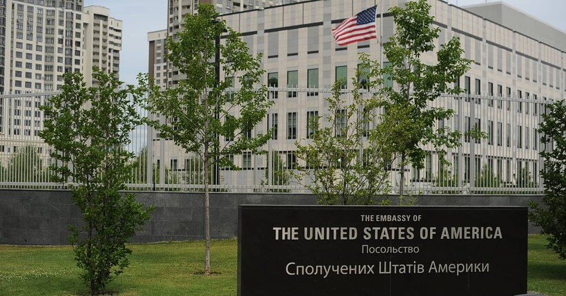 У Києві уламки російських ракет впали біля посольства США