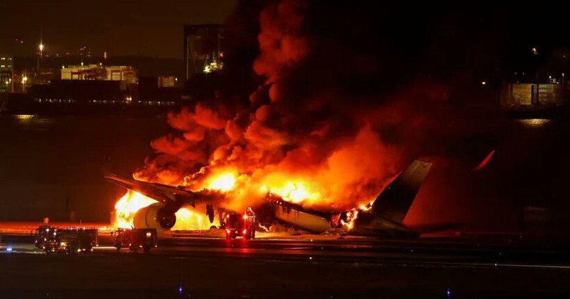 В Японії спалахнув пасажирський літак, у якому перебували майже 400 осіб (відео)