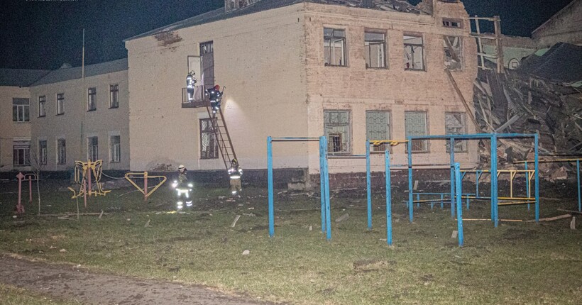 В Основ’янському районі Харкова обстріляно школу: одну людину врятували