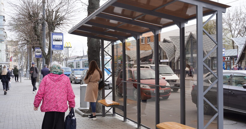 У Києві хочуть закупити 30 скляних зупинок для людей, які чекають на відбій тривоги