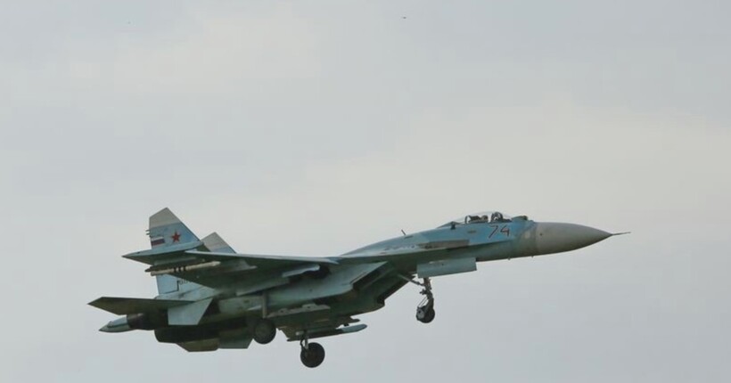 На російському військовому аеродромі у Челябінську спалахнув літак (відео)