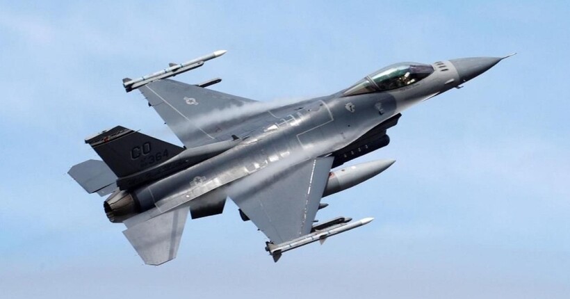 Данія затримує постачання F-16 для України