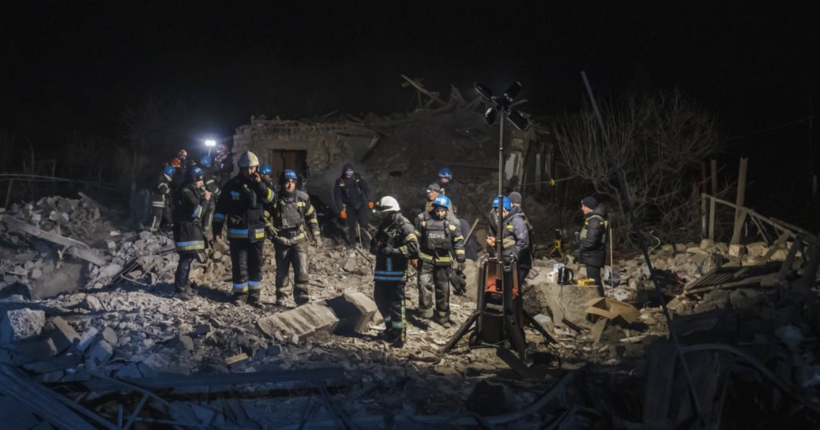 Удар рф по Покровському району: рятувальники дістали з-під завалів тіло дитини