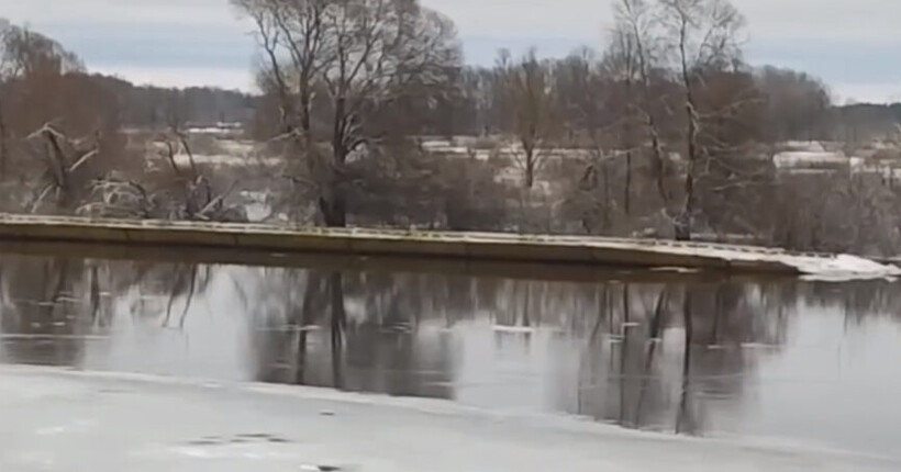 Прикордонники виявили плавучий об’єкт, який рухався Десною з росії (відео)