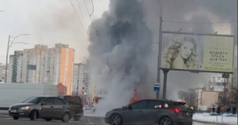 У Києві під час руху загорівся тролейбус: в КМДА не виключають підпал