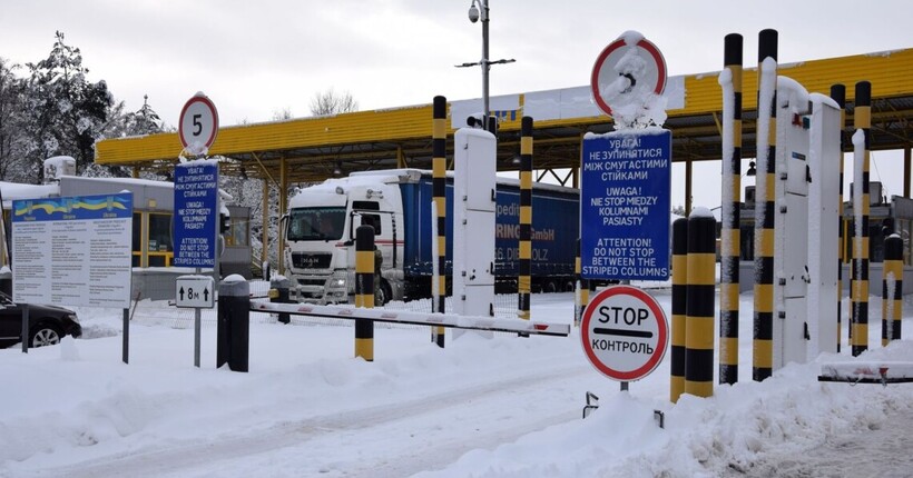 Черги з вантажівок зменшилися: в ДПСУ розповіли про ситуацію на польському кордоні
