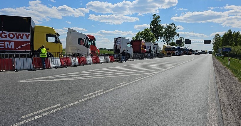 Польським перевізникам заборонили акції з блокуванням вантажівок на українському кордоні
