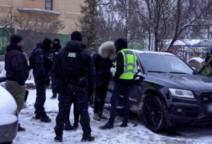 Постачали наркотики та повій у комендантську годину: у Києві викрили злочинне угруповання