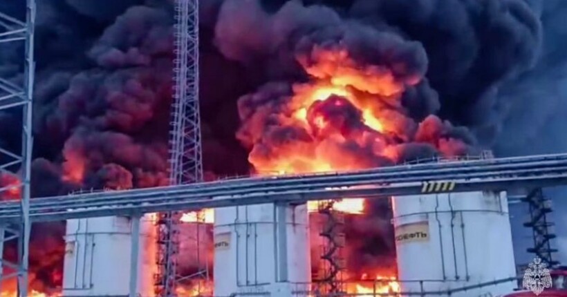 Нафтобаза у Клинцях досі палає: горять чотири резервуари (відео)