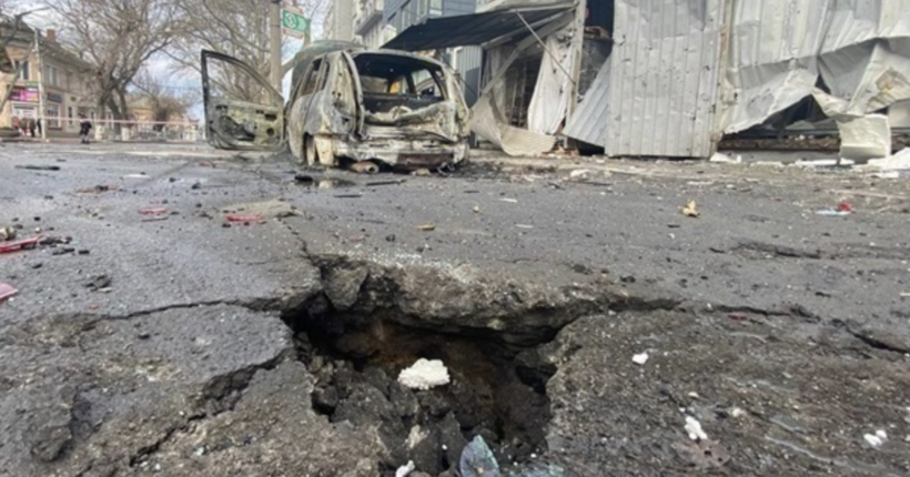 Росіяни продовжують обстрілювати Херсон: у місті пошкоджено навчальний заклад та завод