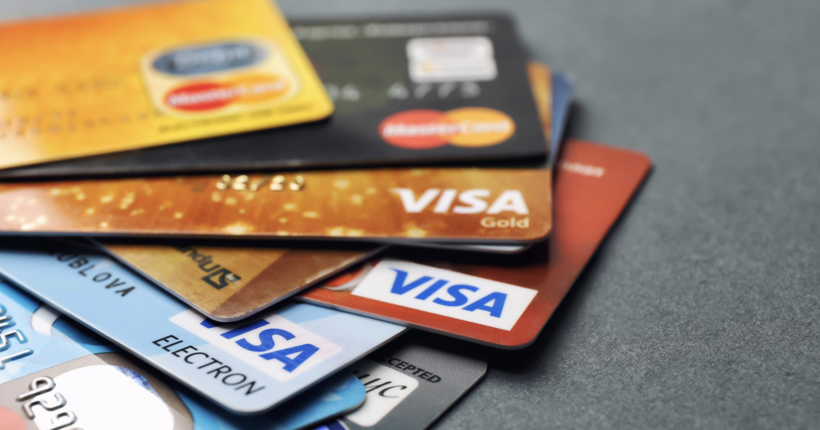 Які банки сьогодні надсилають кредитні картки за кордон. Умови та ціни читайте далі