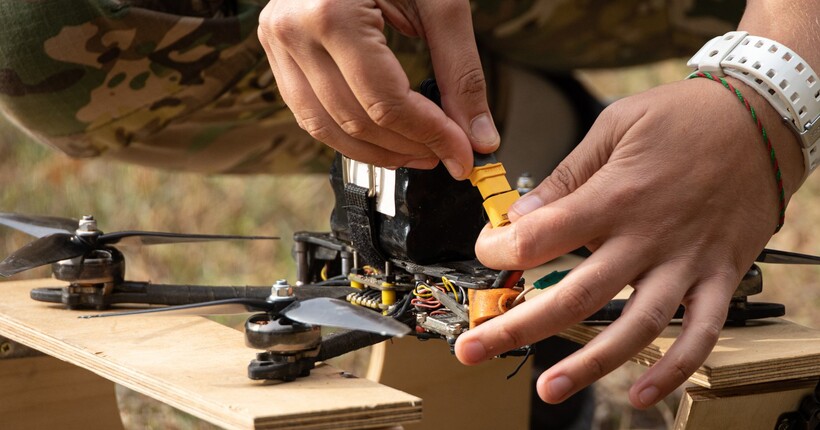 Росіяни активізували використання FPV-дронів, з яких скидають осколкові боєприпаси, – Гуменюк