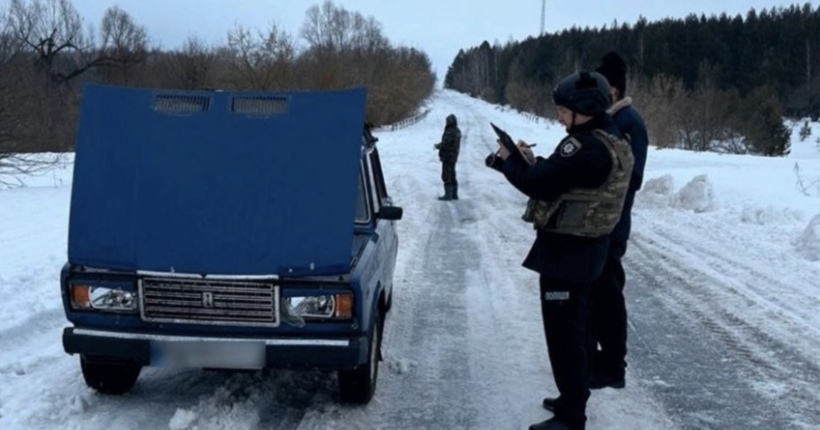 На Чернігівщині ворожий дрон цілеспрямовано атакував цивільне авто з людьми