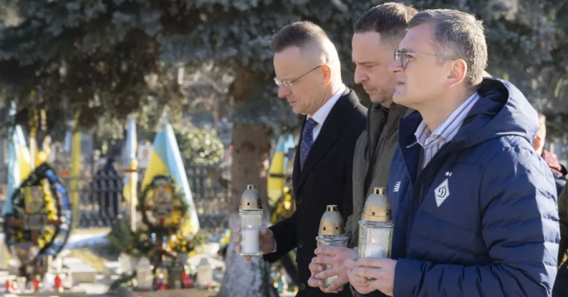 Глава МЗС Угорщини вшанував в Ужгороді загиблих захисників України й закликав закінчити війну