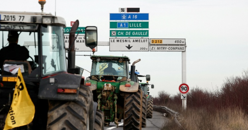 Французькі фермери везуть тисячі тракторів, щоб заблокувати Париж