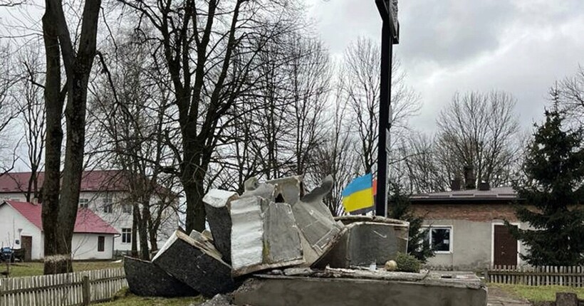 На Львівщині знесли останній радянський пам'ятник