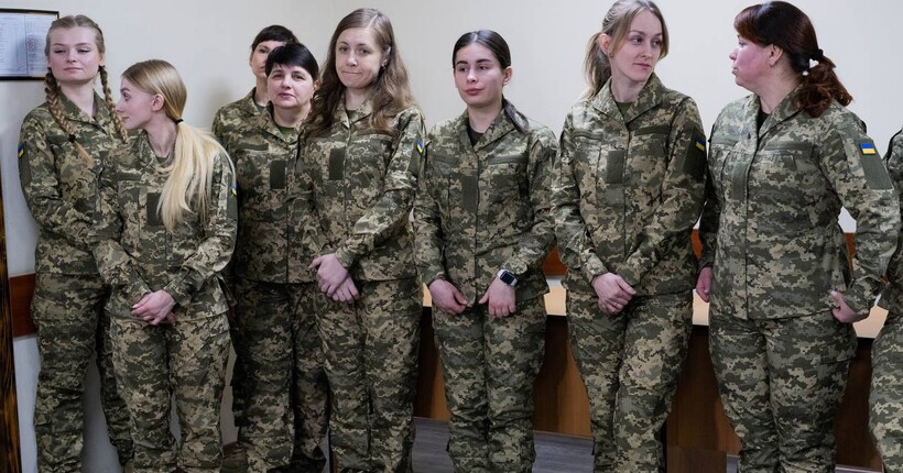 Військовослужбовицям ЗСУ вперше видали жіночу військову форму (фото)