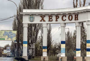 Рятувальники вночі під обстрілами загасили два палаючих будинки у Херсоні