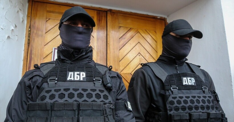 Продавали “білі квитки” чоловікам призовного віку: на Одещині ДБР затримало правоохоронця та працівника ТЦК