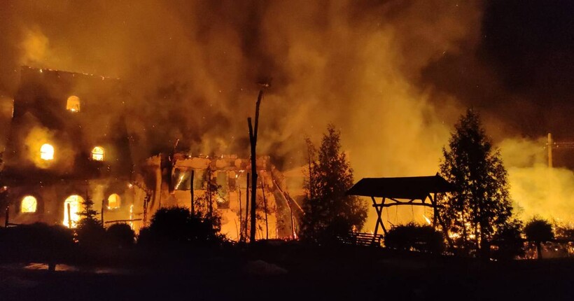 Ворог цілеспрямовано атакував Харківщину: спалахнула масштабна пожежа