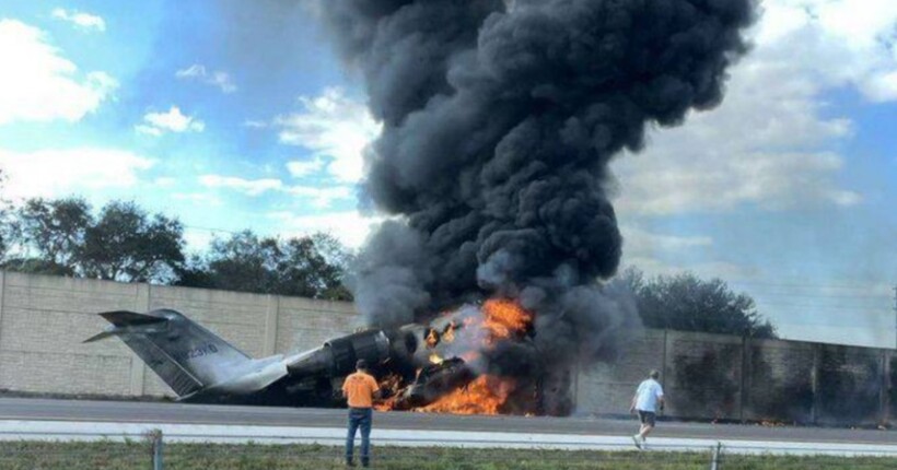У США літак впав на шосе та врізався в автомобілі: є загиблі (відео)