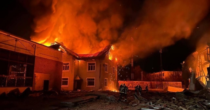 На Київщині внаслідок падіння уламків дронів виникла пожежа на території одного з підприємств