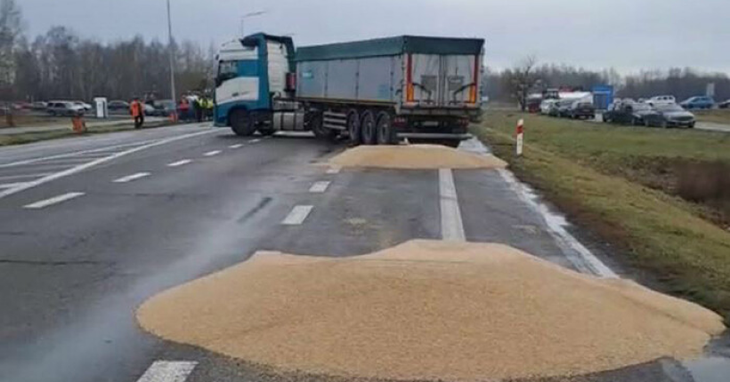 Польські фермери розсипали українське зерно на кордоні: Мінагрополітики різко відреагувало