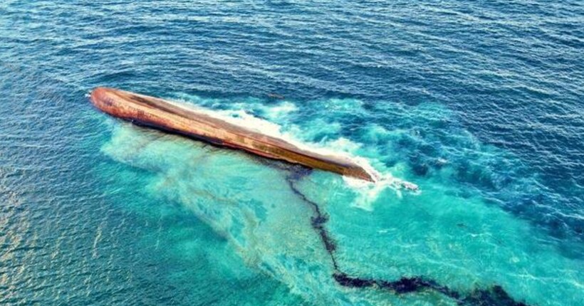 На Карибах перевернувся загадковий корабель: через розлив нафти в районі оголошено НС (фото)
