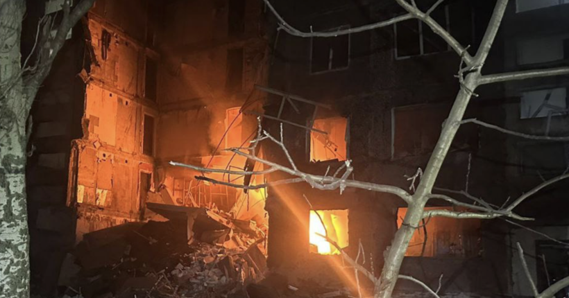 Росіяни вночі двічі вдарили по Селидовому: пошкоджено лікарню та п’ятиповерхівку, загинула дитина