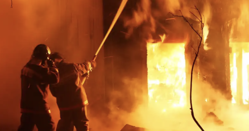 У Подільському районі Києва горять склади: людей попереджають про небезпеку