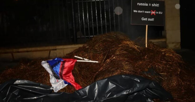 Поляки висипали під будинок російського посла дві тонни гною