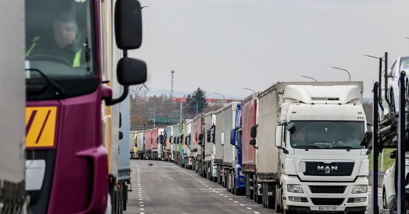 У Польщі триває блокування шести пунктів пропуску: скільки вантажівок в черзі