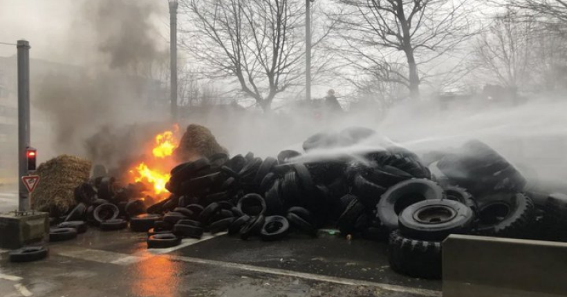 У Брюсселі біля штаб-квартири Єврокомісії фермери-протестувальники підпалили шини (відео)