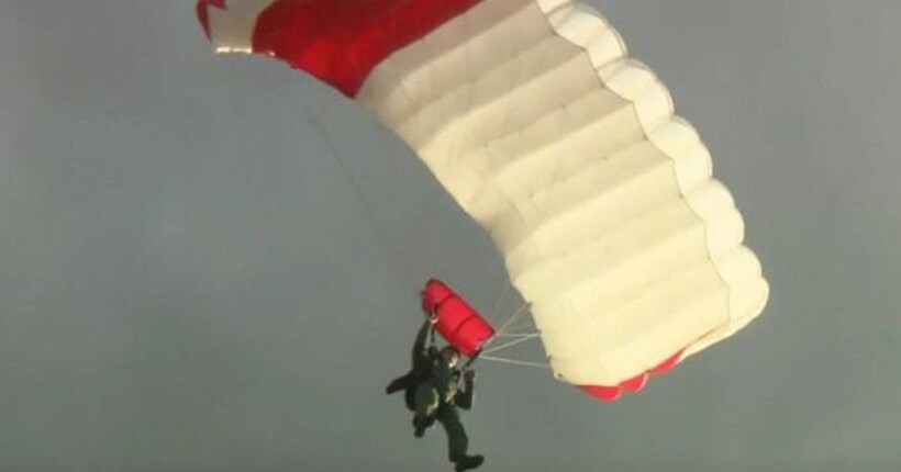 Президент Чехії без попередження стрибнув з парашутом у прямому ефірі