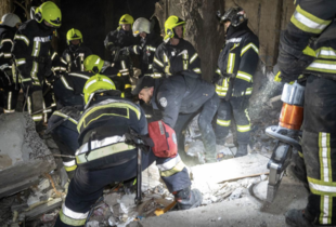 Атака на Одесу: з-під завалів дістали живого чоловіка 