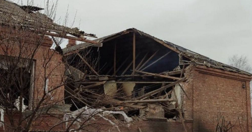 Росіяни вдарили по будівлі навчального закладу на Харківщині: там сталася пожежа
