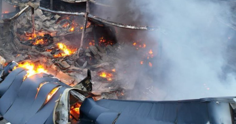 В Нікополі через російський артобстріл сталася масштабна пожежа